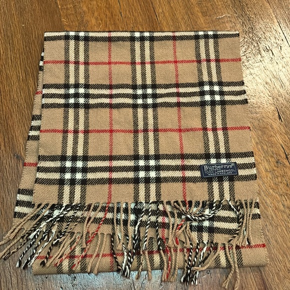Vintage Burberry lambswool scarf - Picture 3 of 12